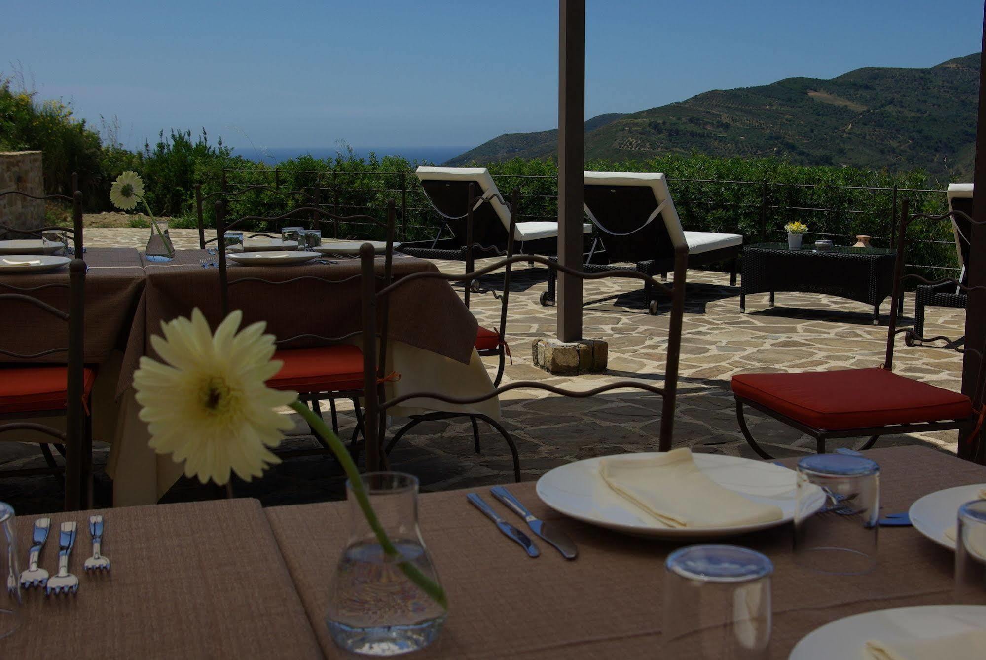 Sulle Onde Della Collina Villa Монтекориче Екстериор снимка